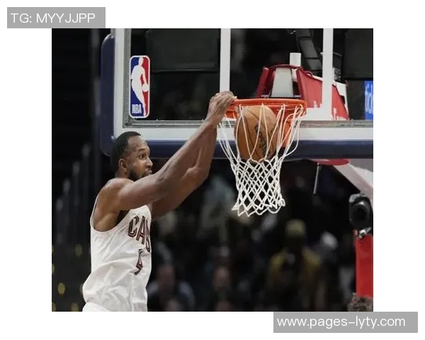 小莫布里半场表现出色7投4中贡献11分4篮板1助攻1盖帽